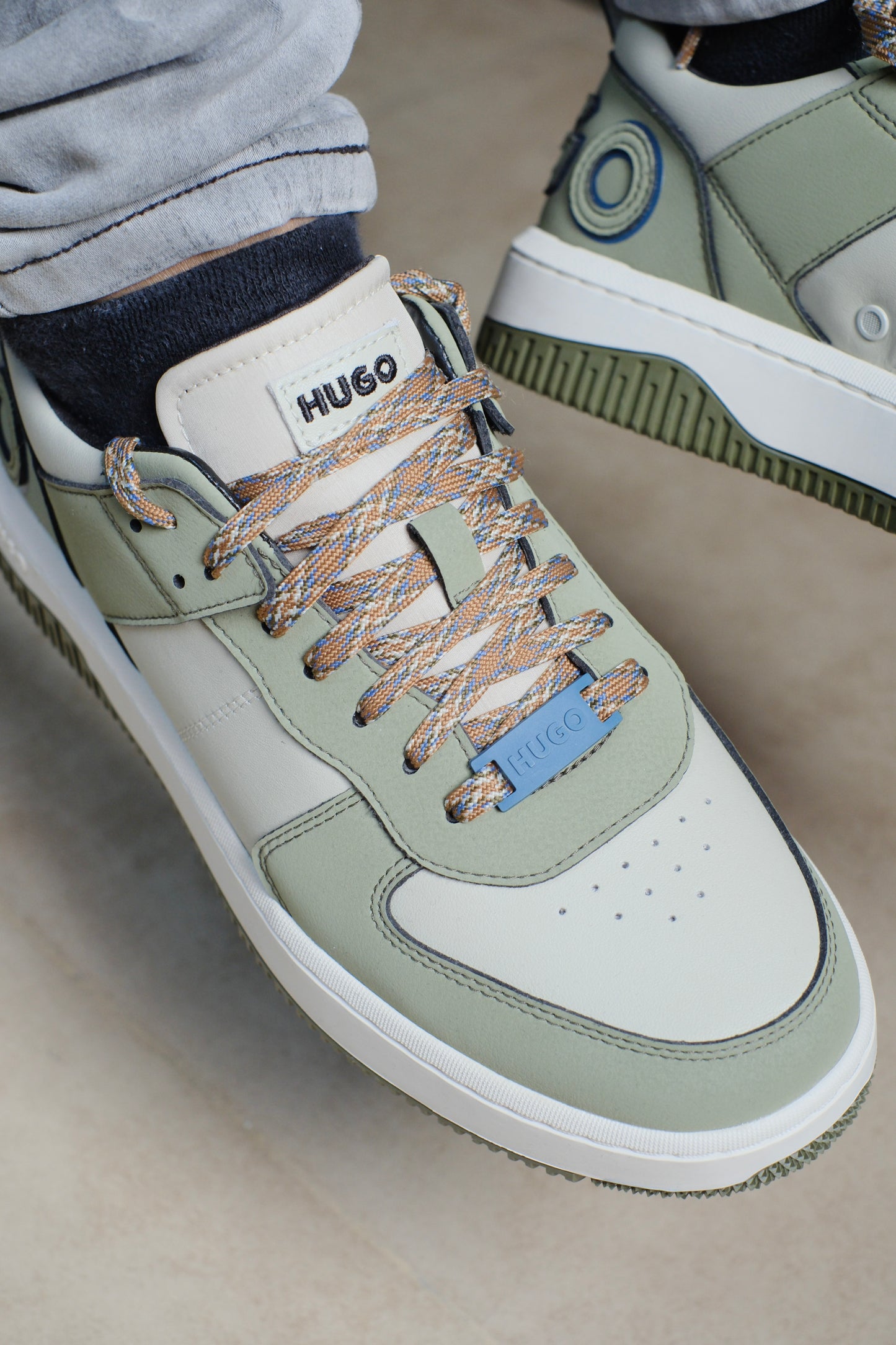 Tenis HUG Verdes Cordones Cafés