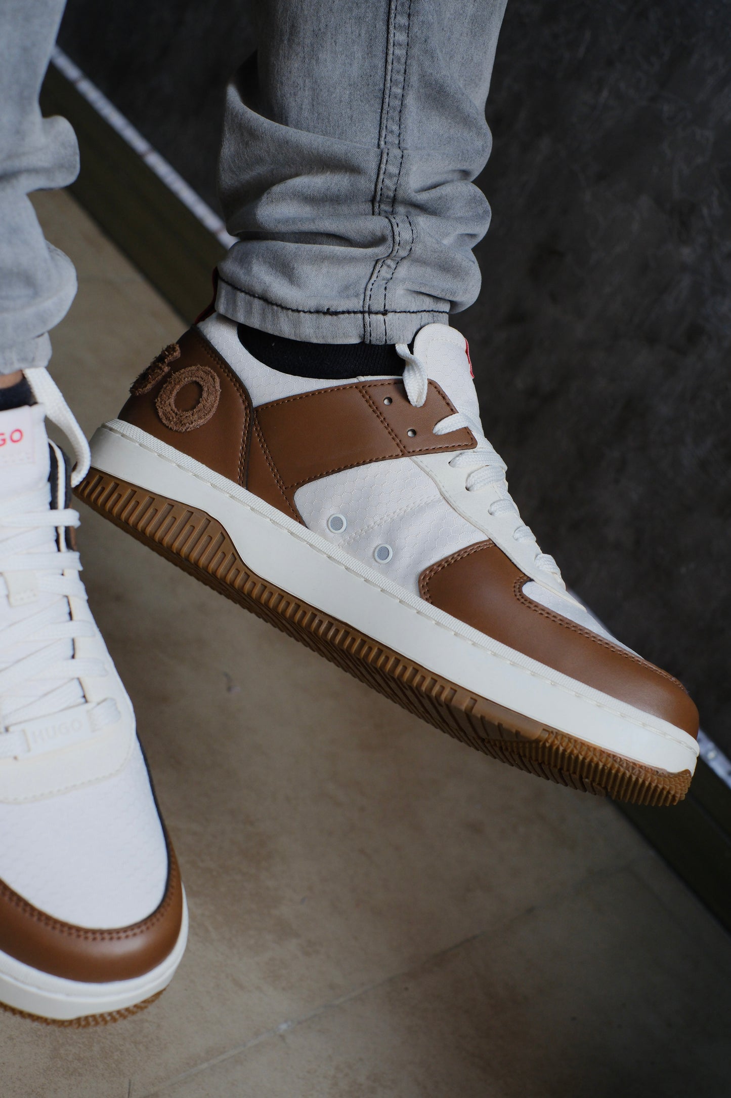 Tenis HUG Beige Con café