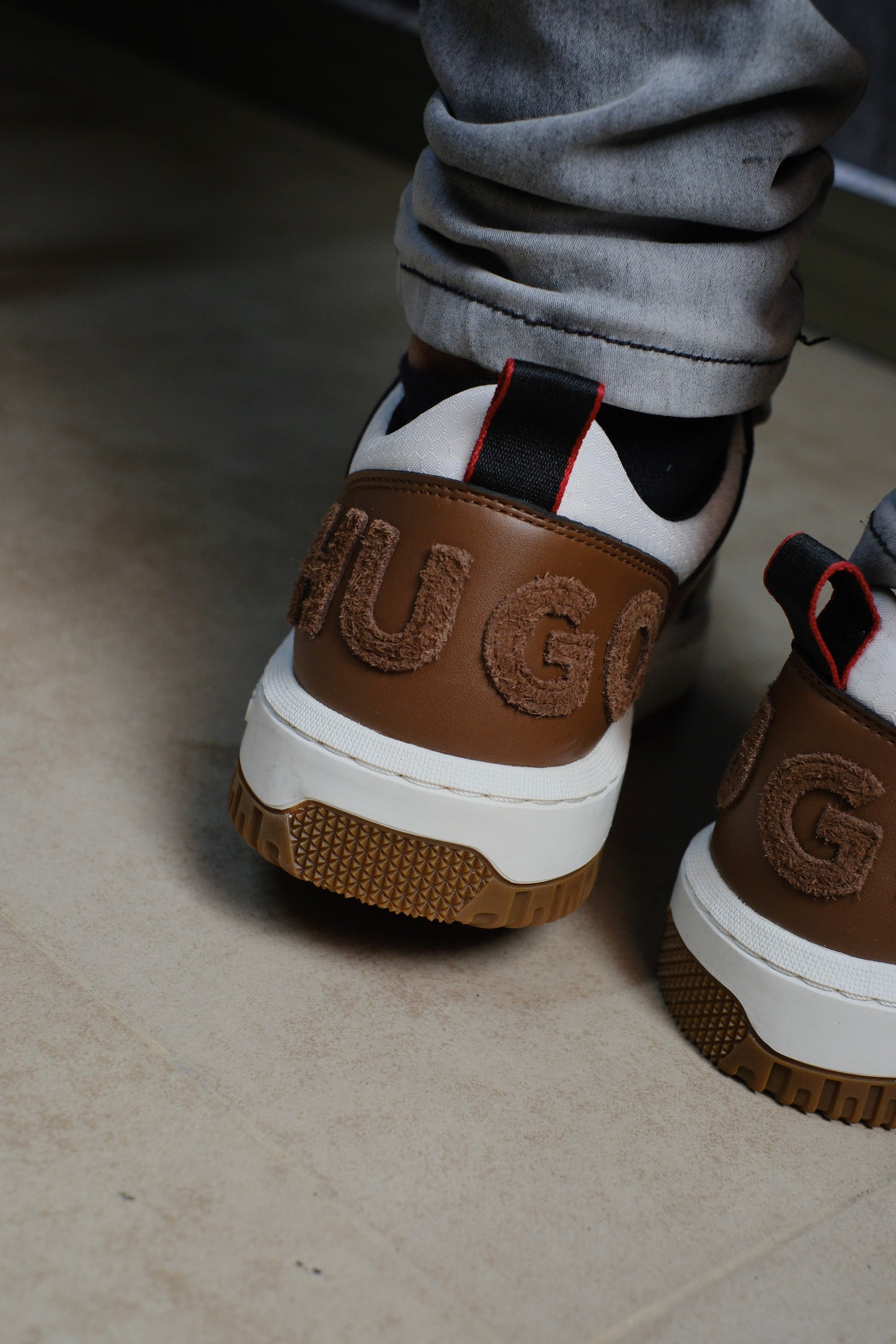 Tenis HUG Beige Con café