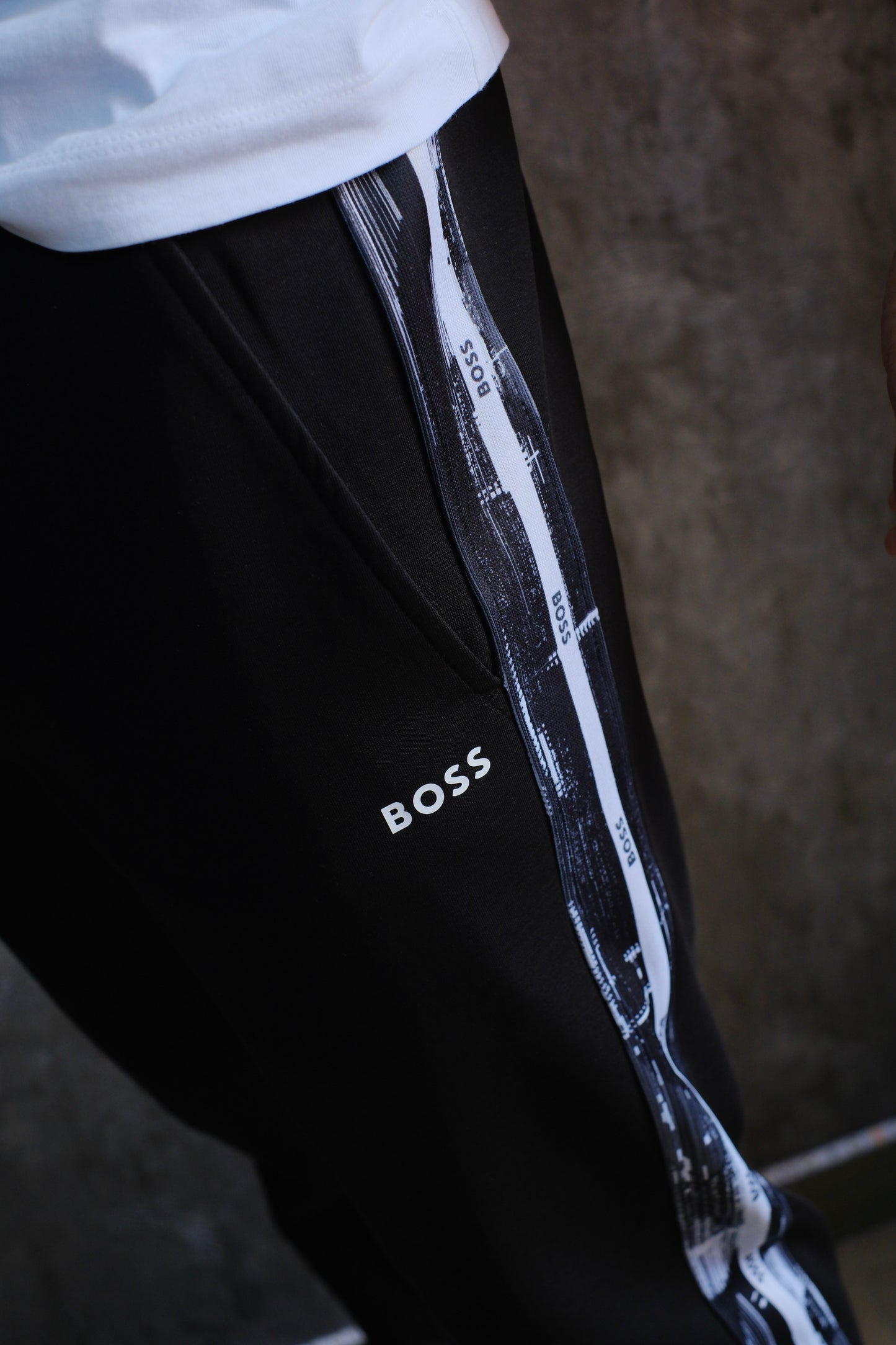 Sudadera HUG Negra Linea Gris