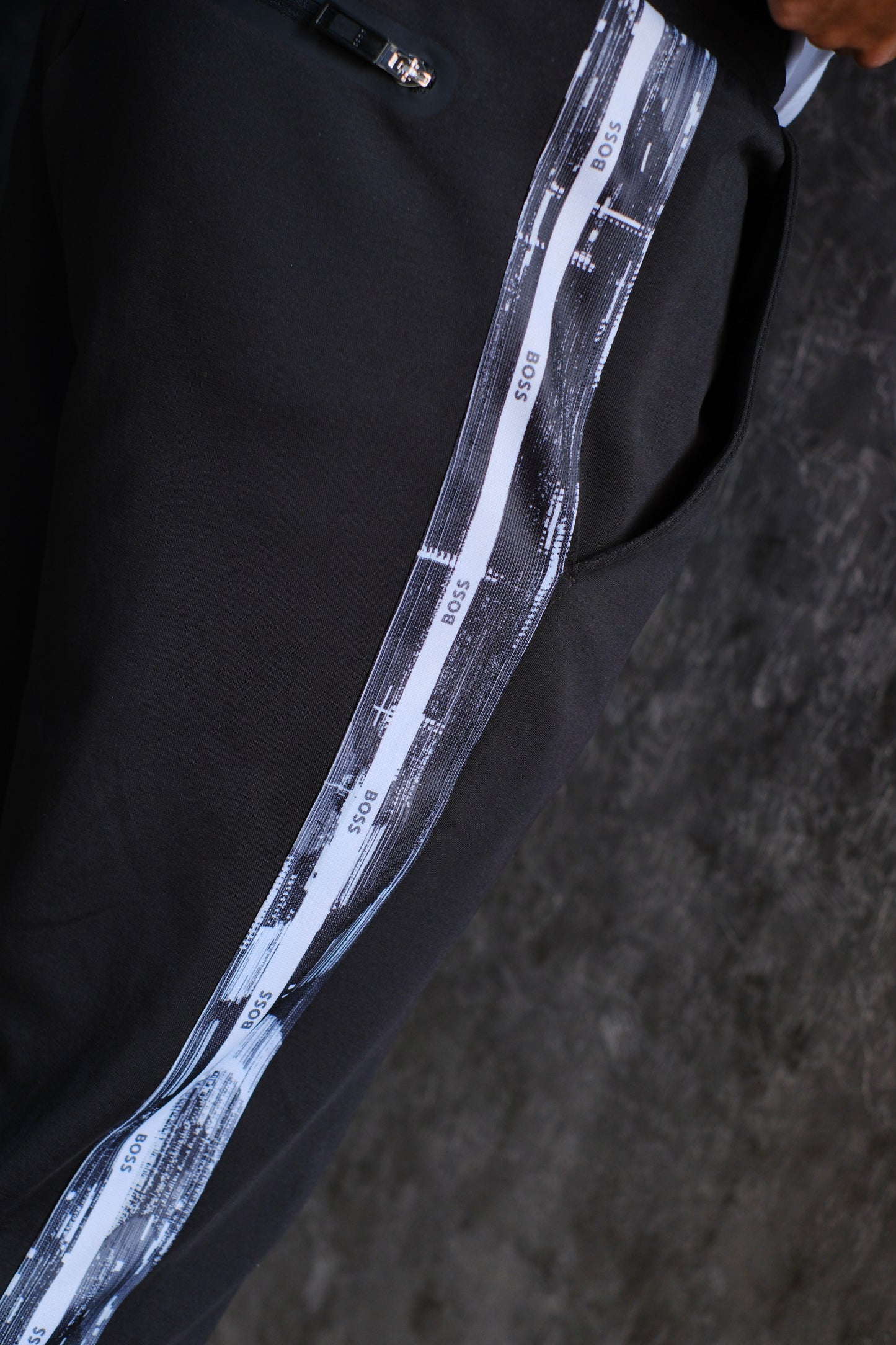 Sudadera HUG Negra Linea Gris