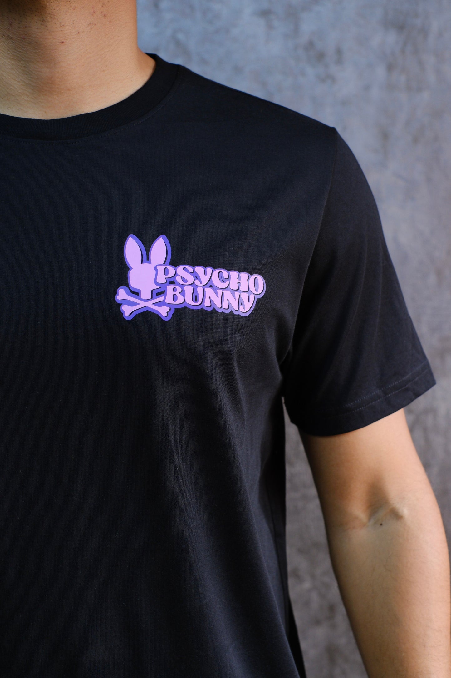 Camiseta PSY Negra Logo morado