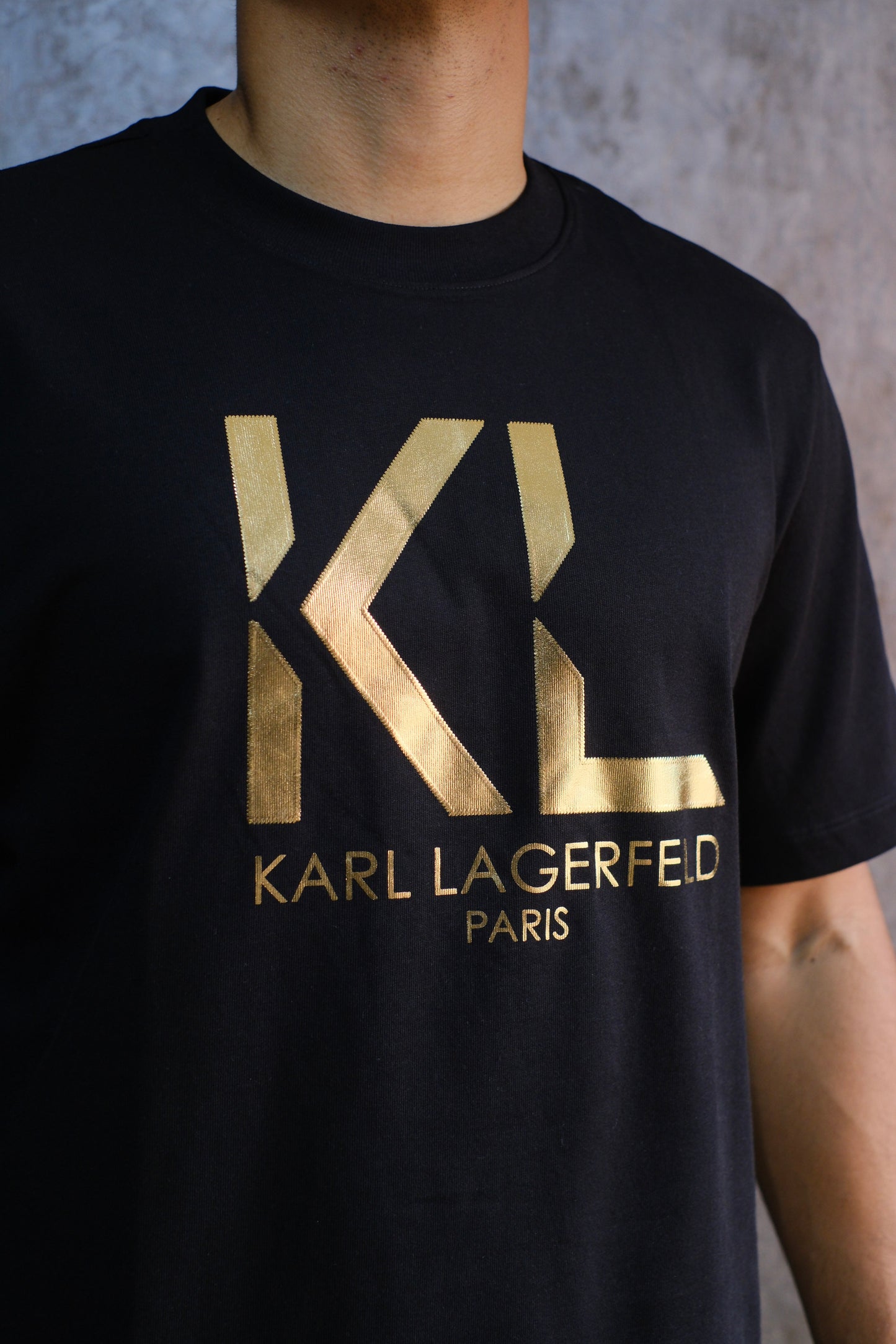 Camiseta KAR Negra Logo Dorado
