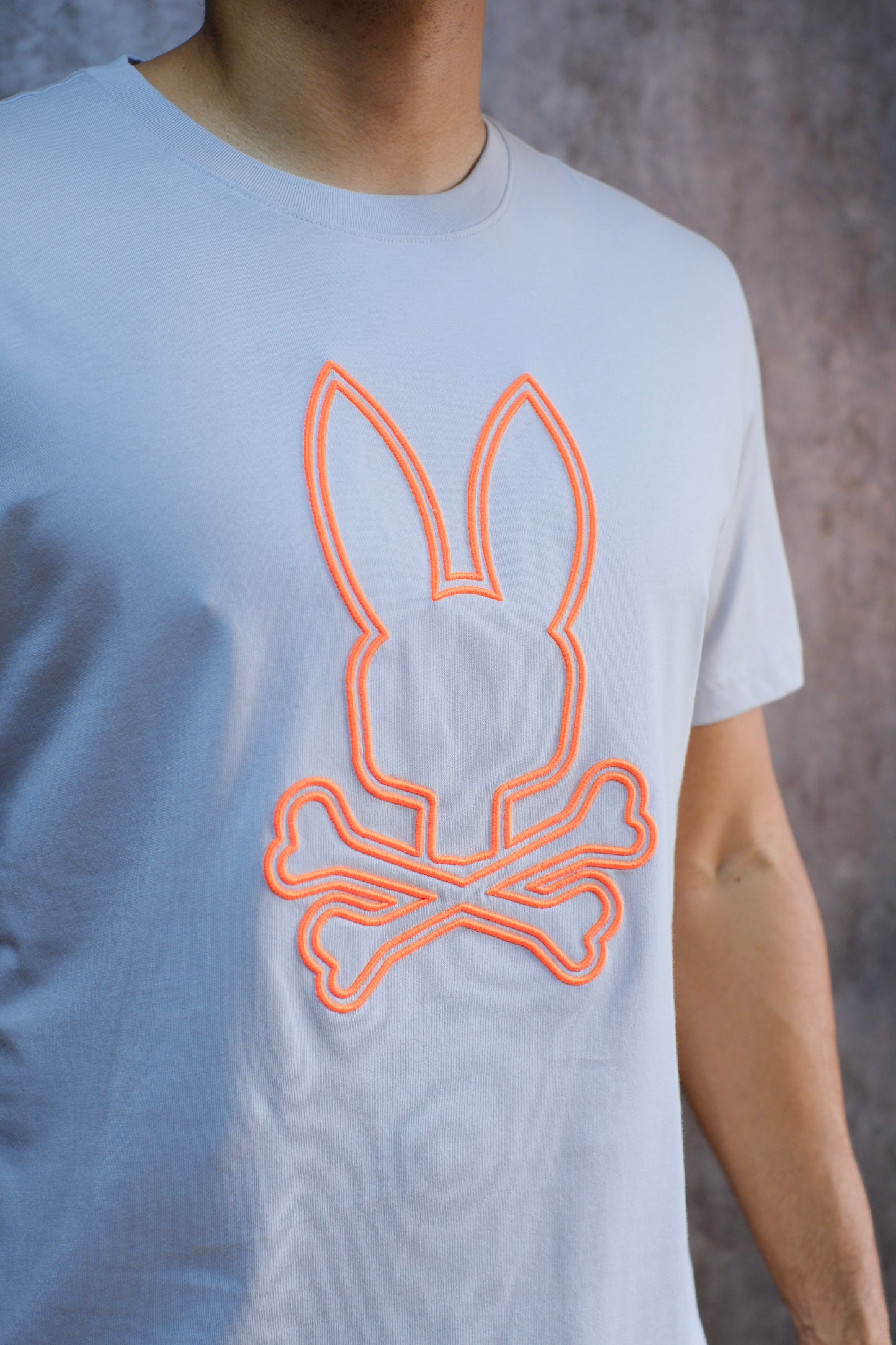 Camiseta PSY Gris Cemento Logo Naranja