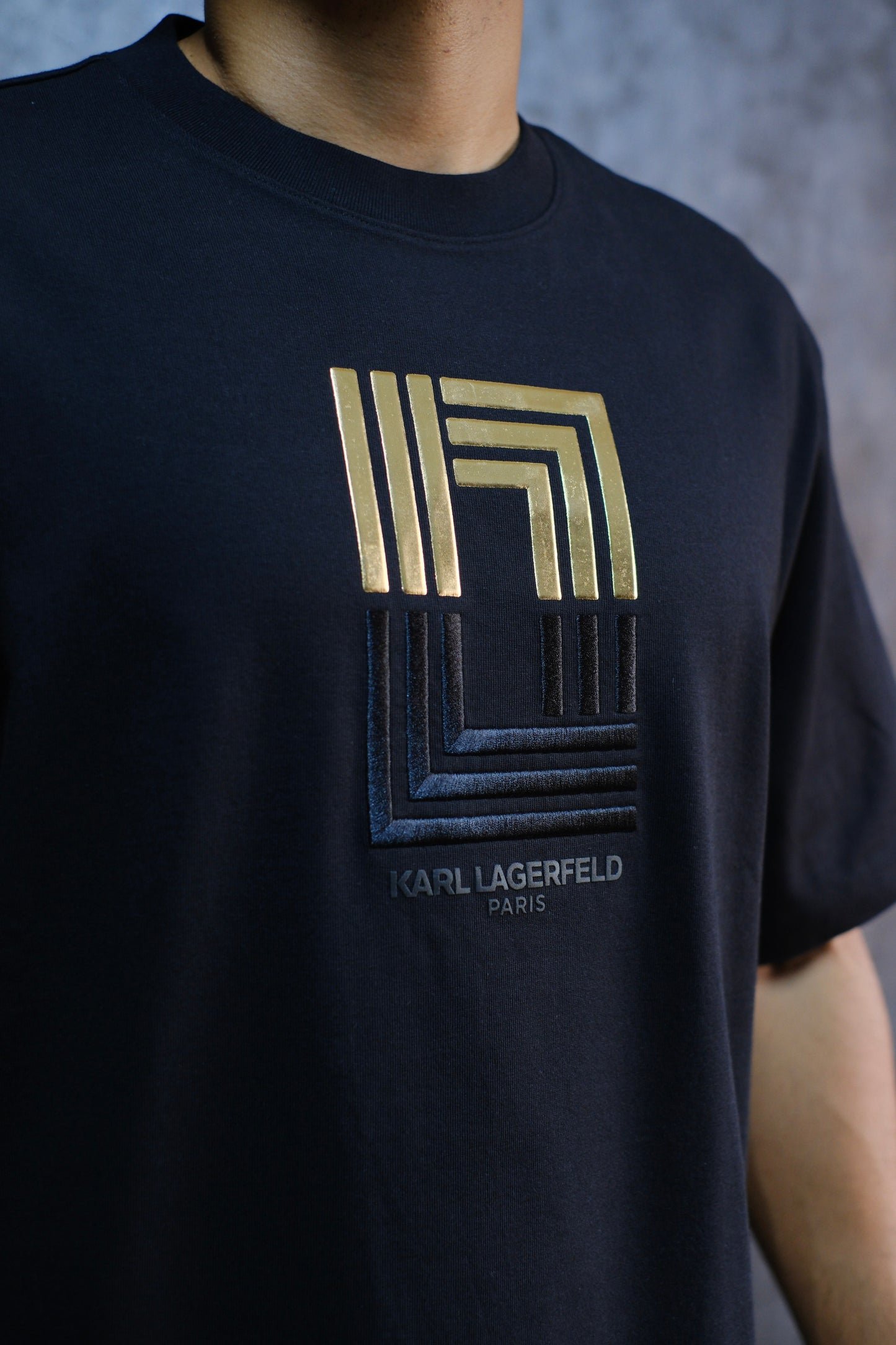 Camiseta KAR Negra Logo Dorado