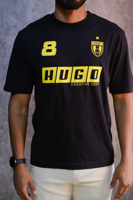 Camiseta Hug Negra Logo Amarillo