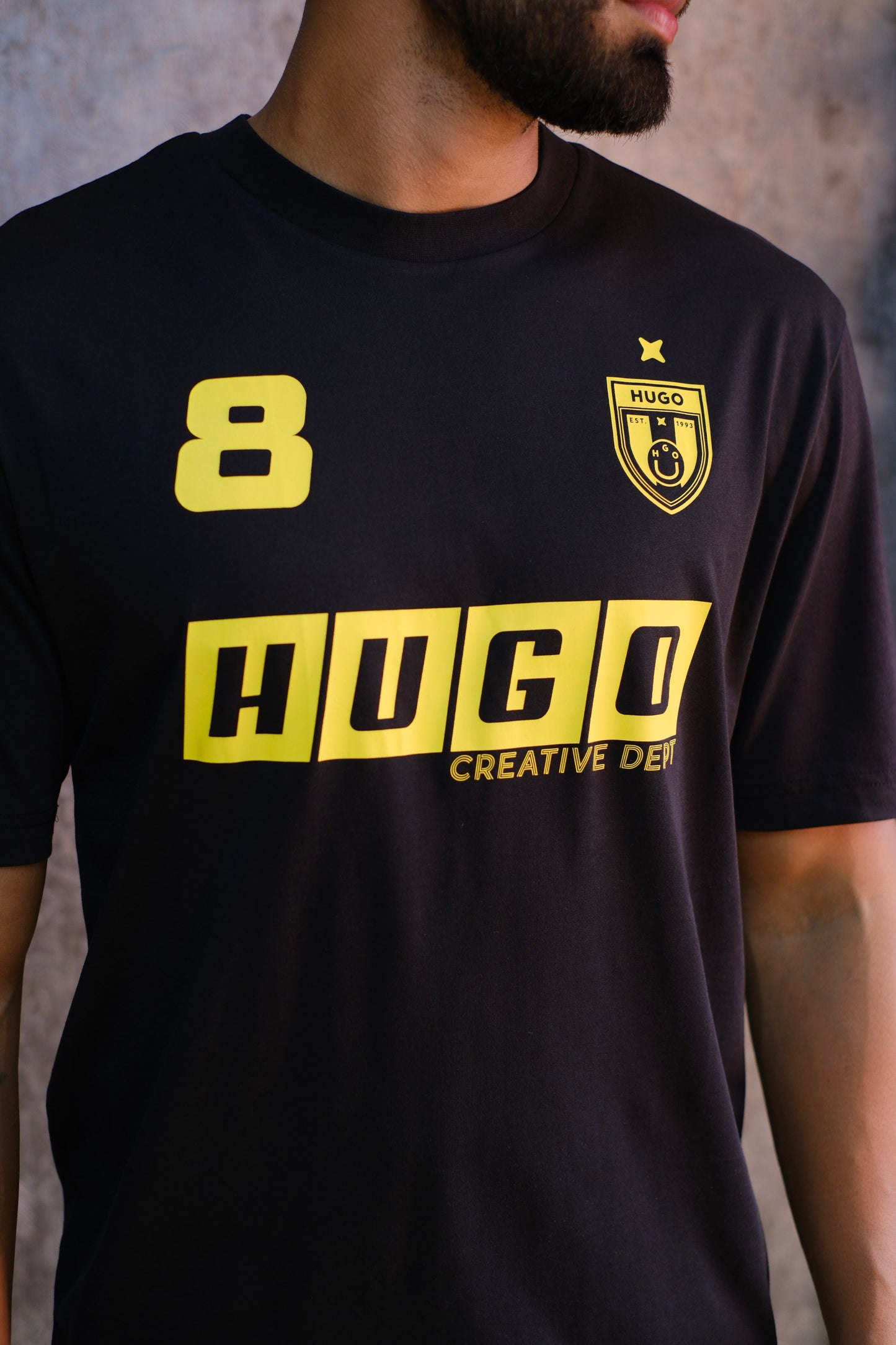 Camiseta Hug Negra Logo Amarillo