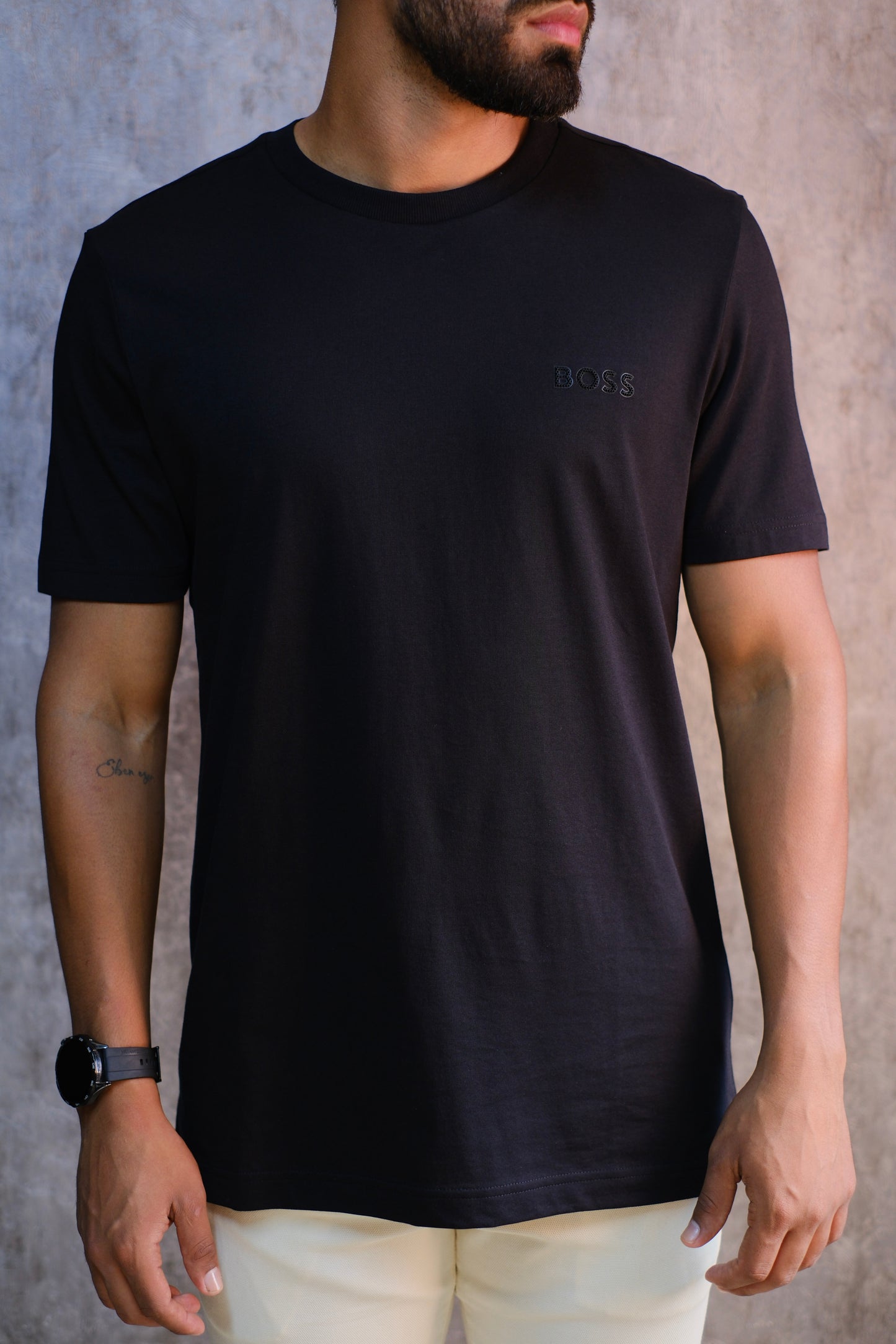 Camiseta HUG Negra Logo Goma