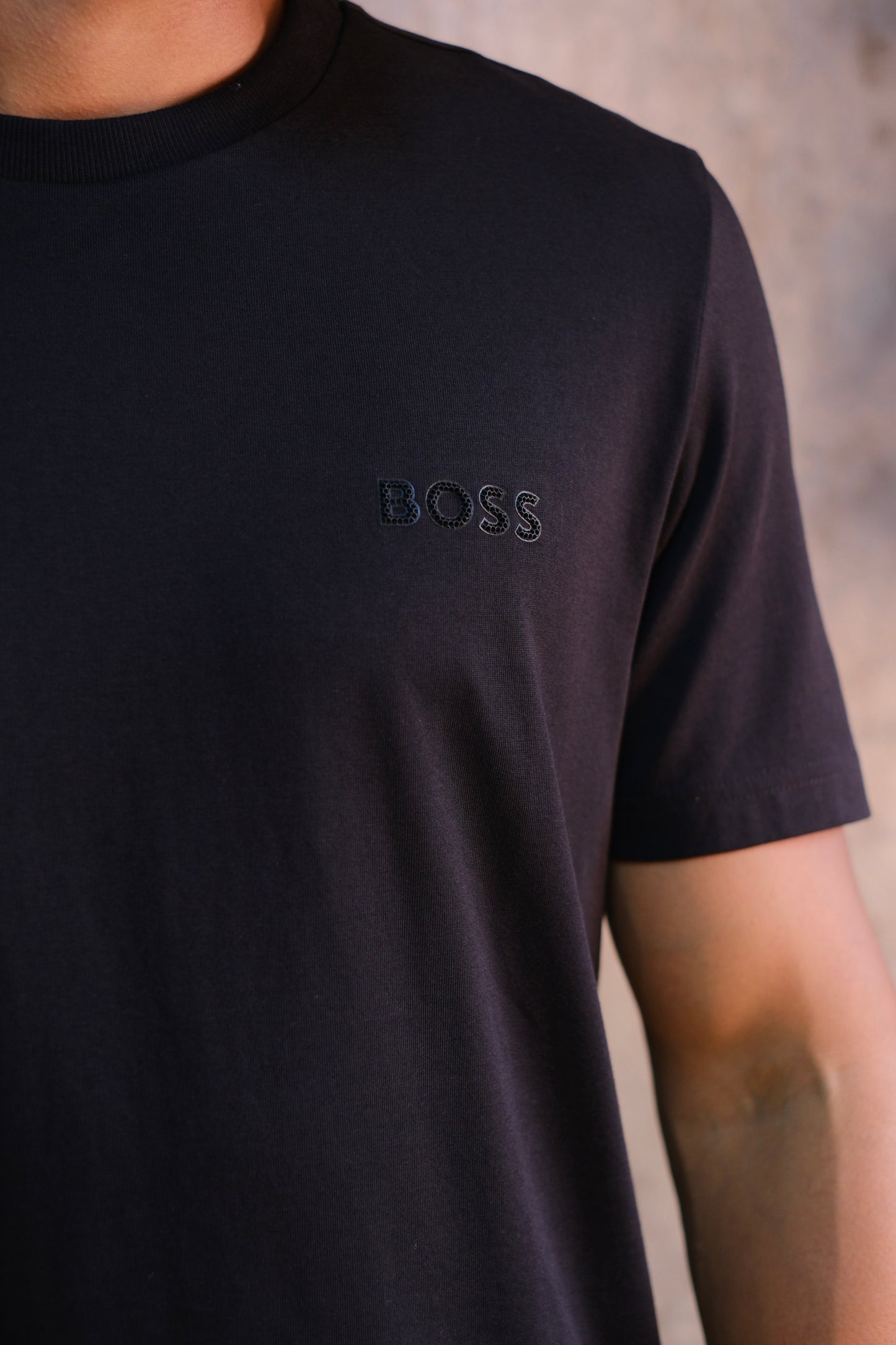 Camiseta HUG Negra Logo Goma