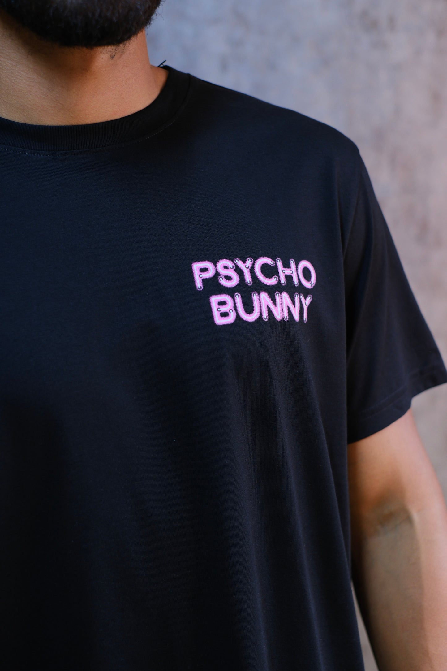 Camiseta PSY Negra Estampado Neón