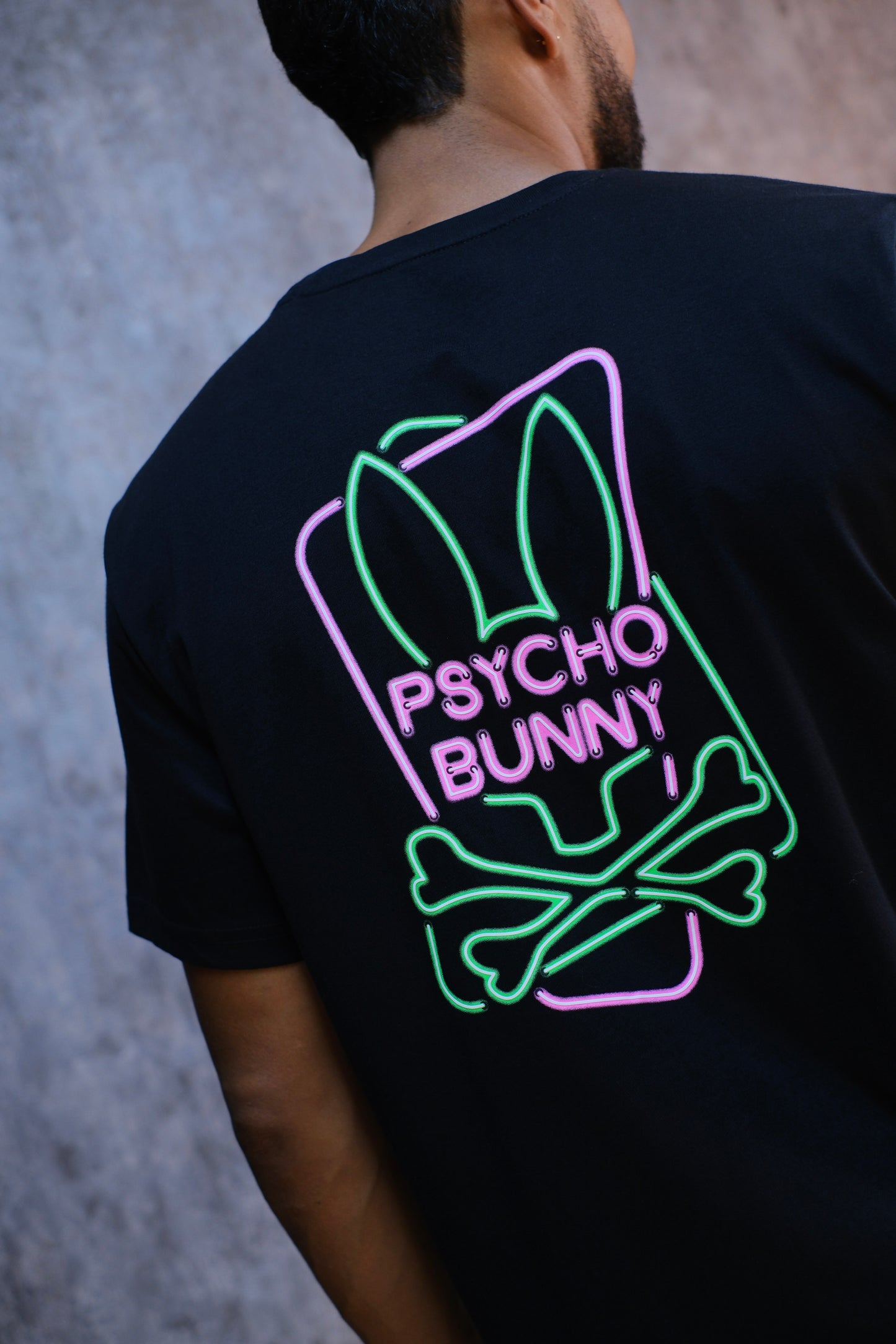 Camiseta PSY Negra Estampado Neón