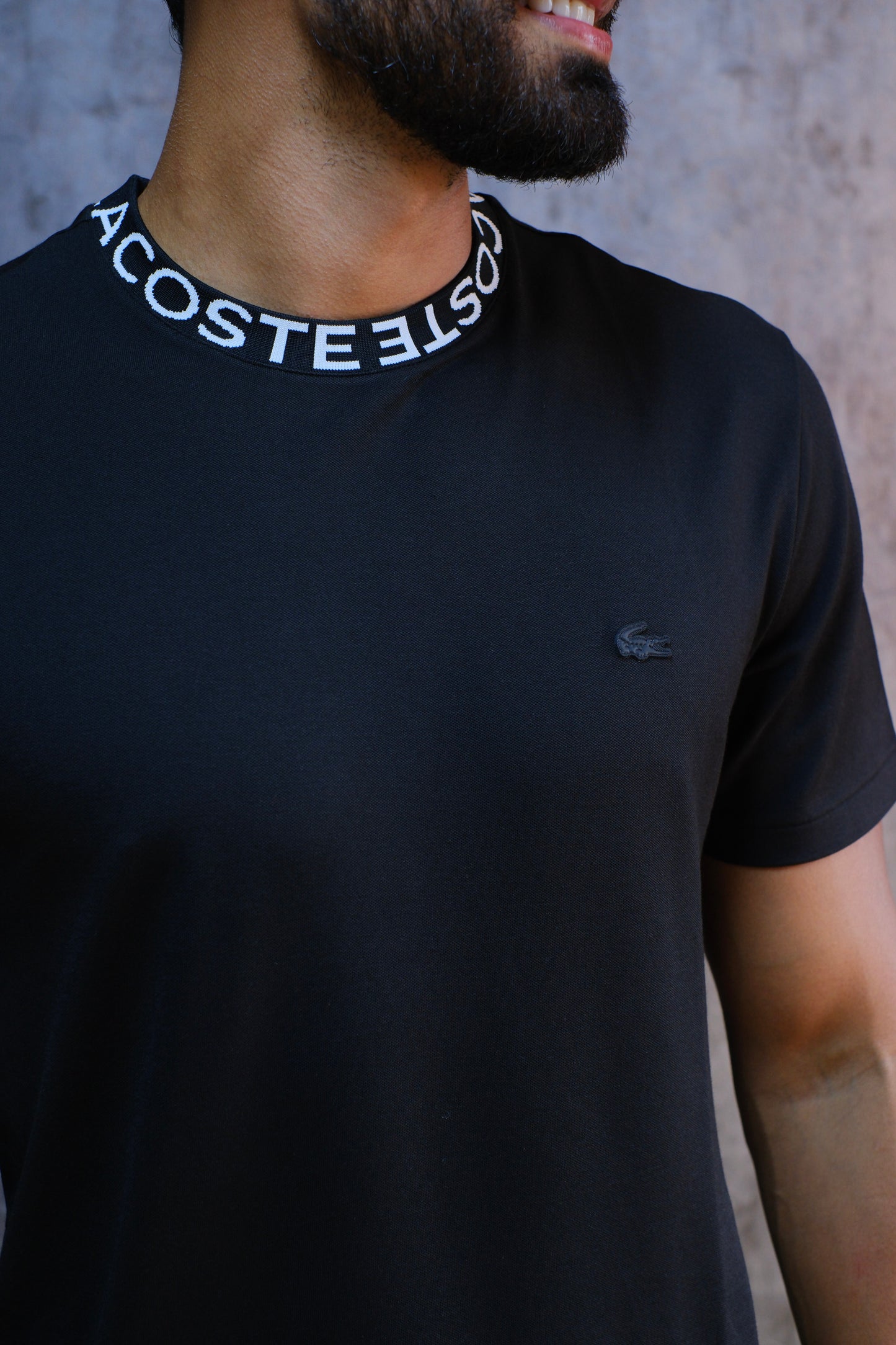 Camiseta LAC Negra Detalla En Cuello