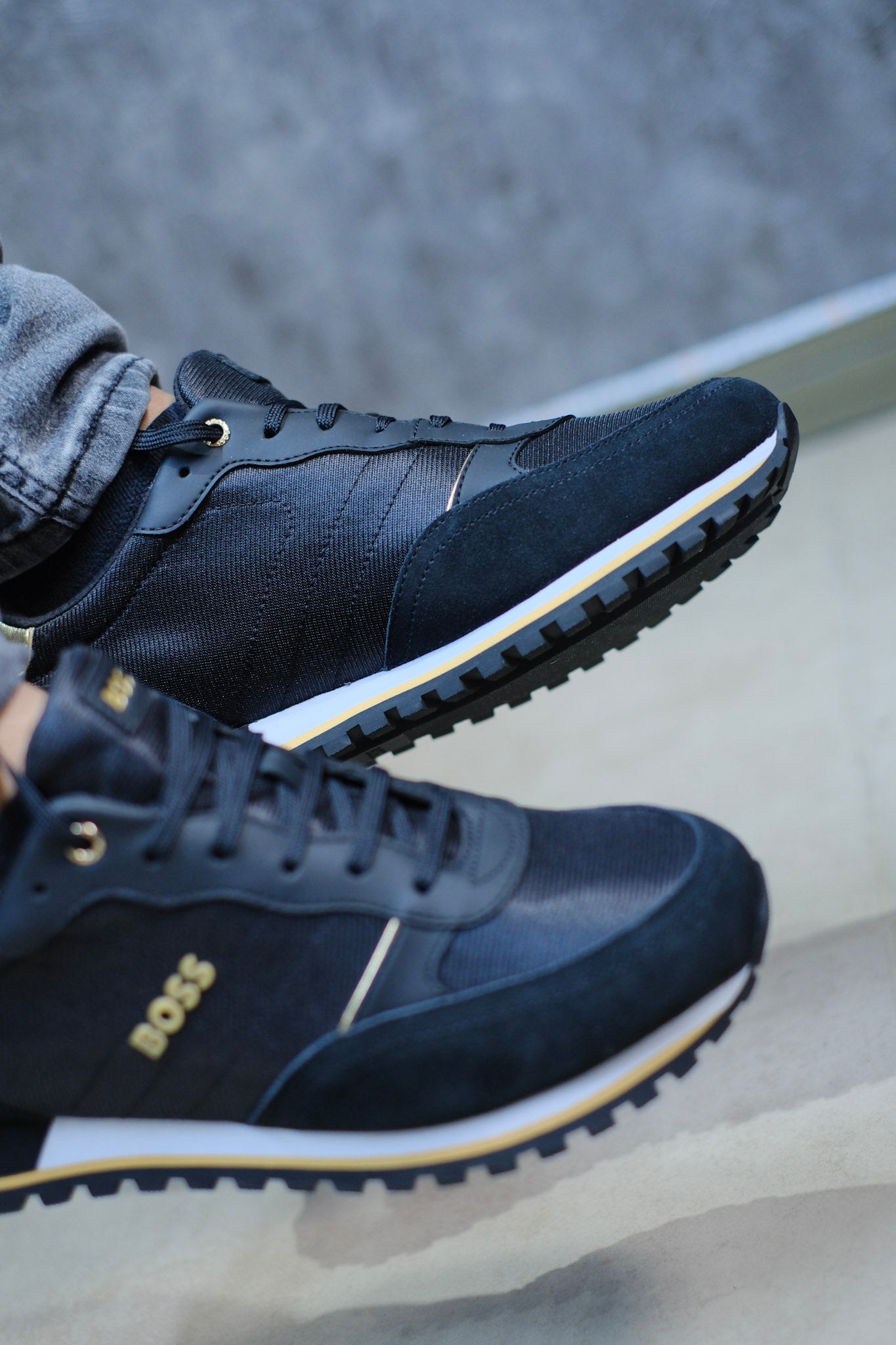 Tenis Hug Negros con Dorado