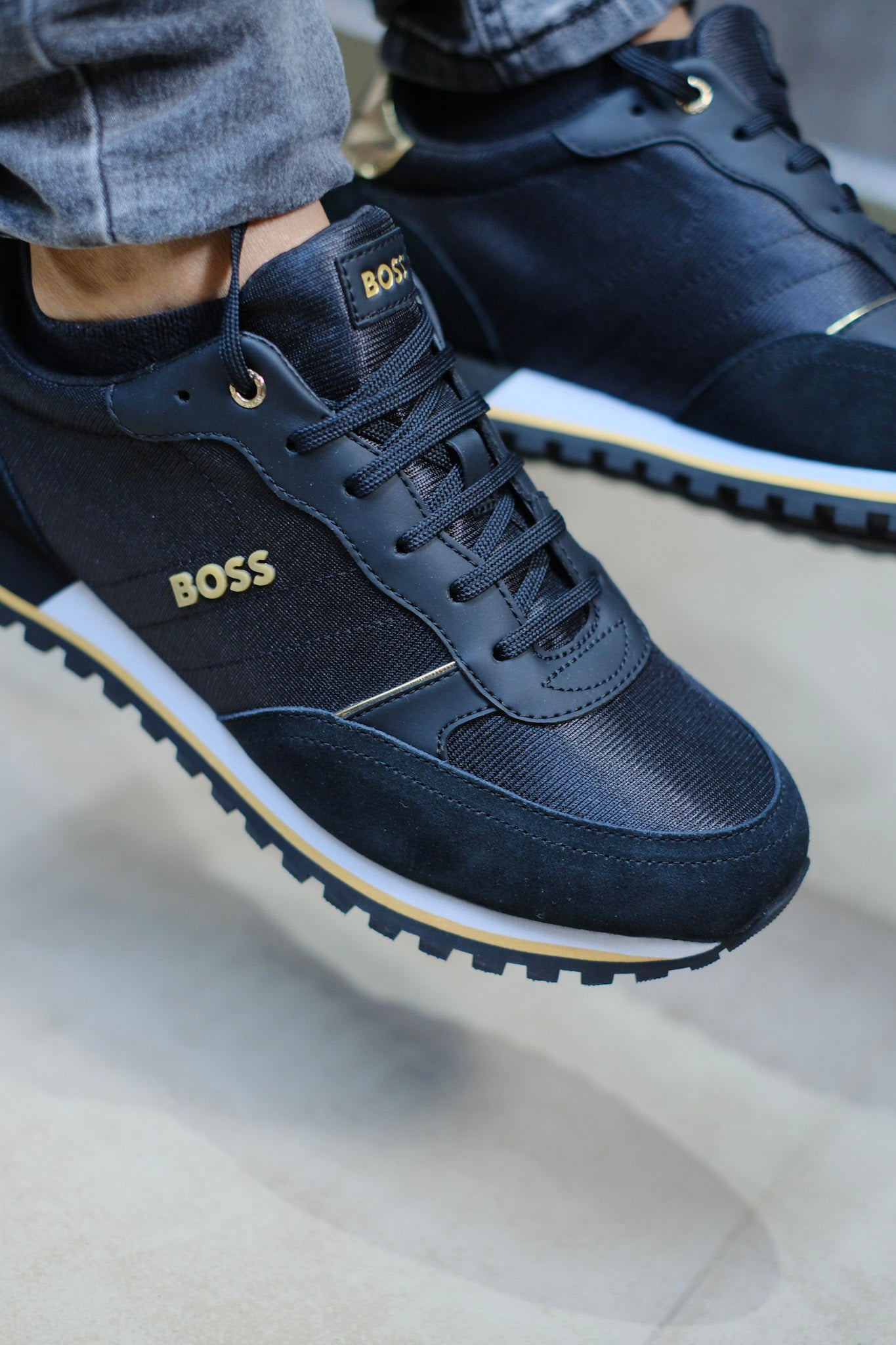 Tenis Hug Negros con Dorado