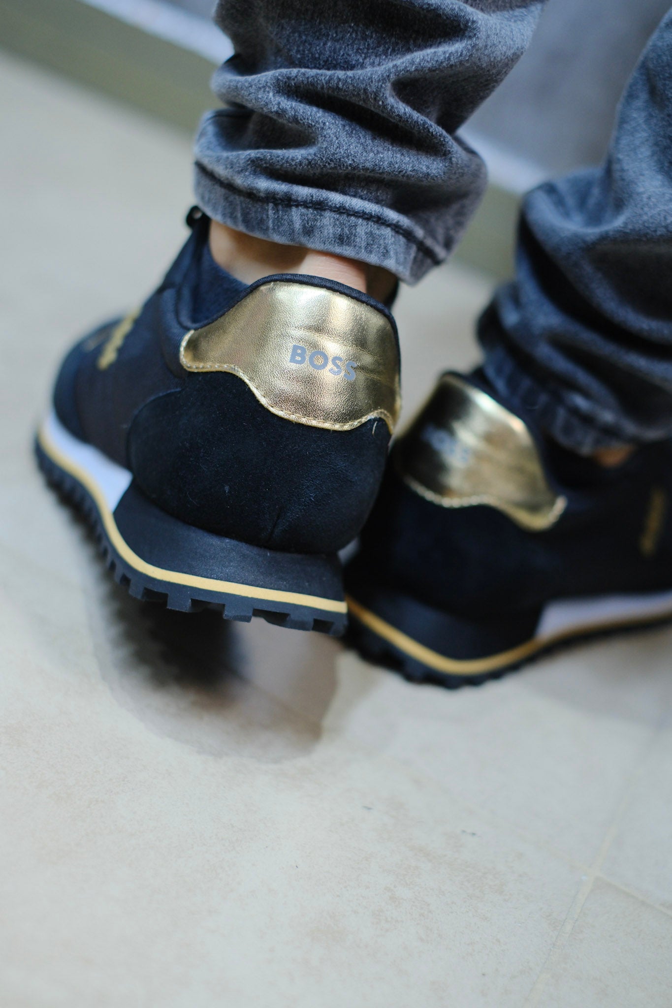 Tenis Hug Negros con Dorado