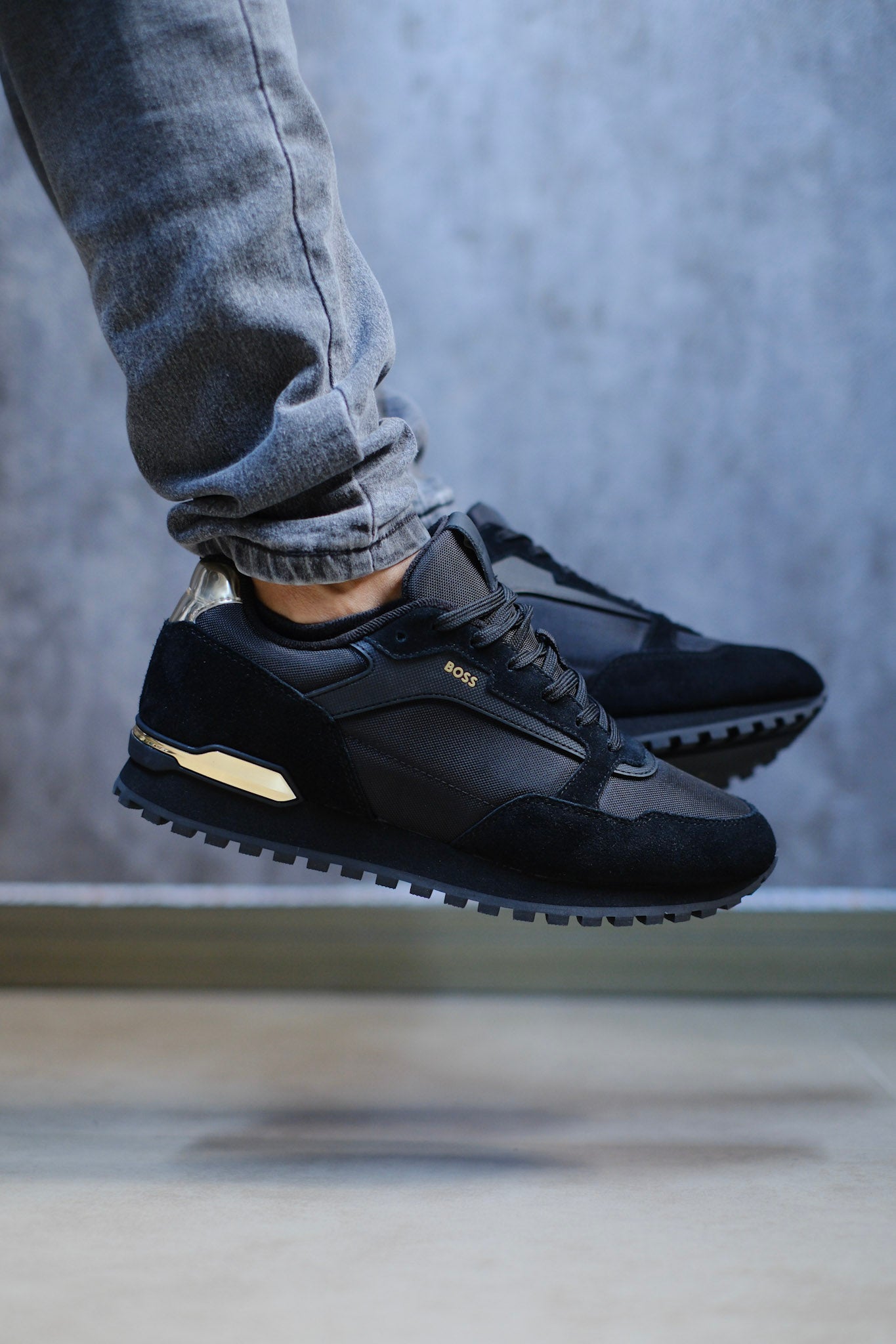 Tenis HUG Negros con Dorado