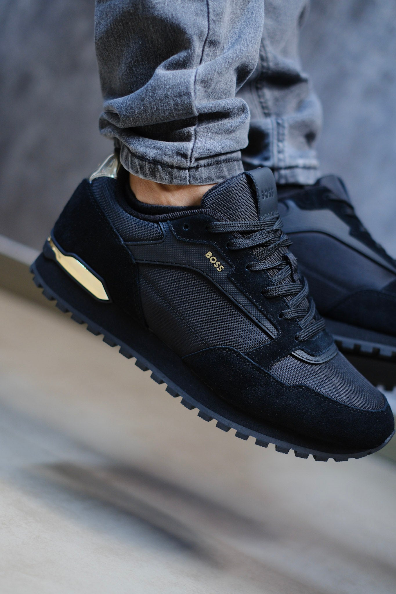 Tenis HUG Negros con Dorado