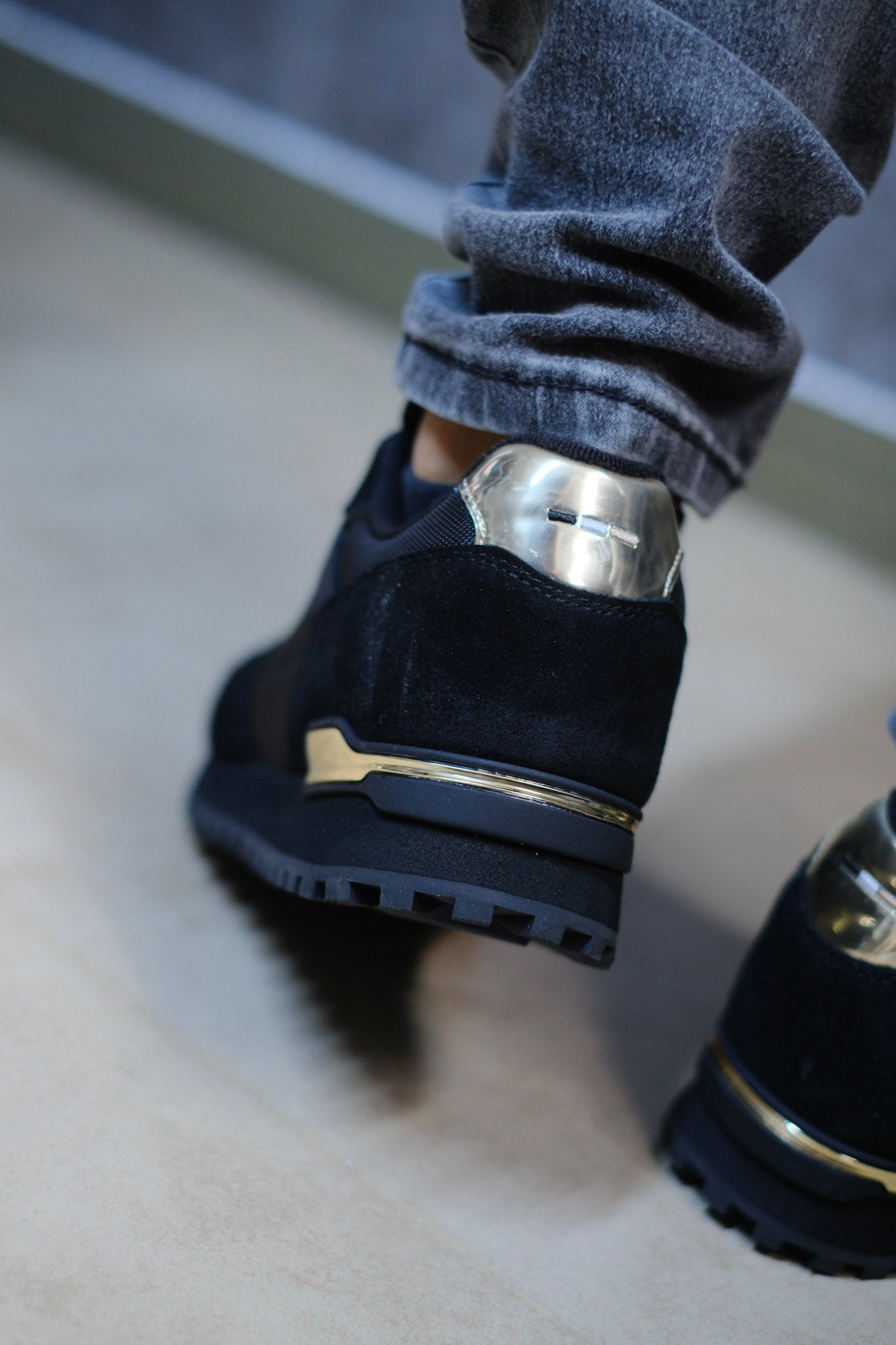 Tenis HUG Negros con Dorado