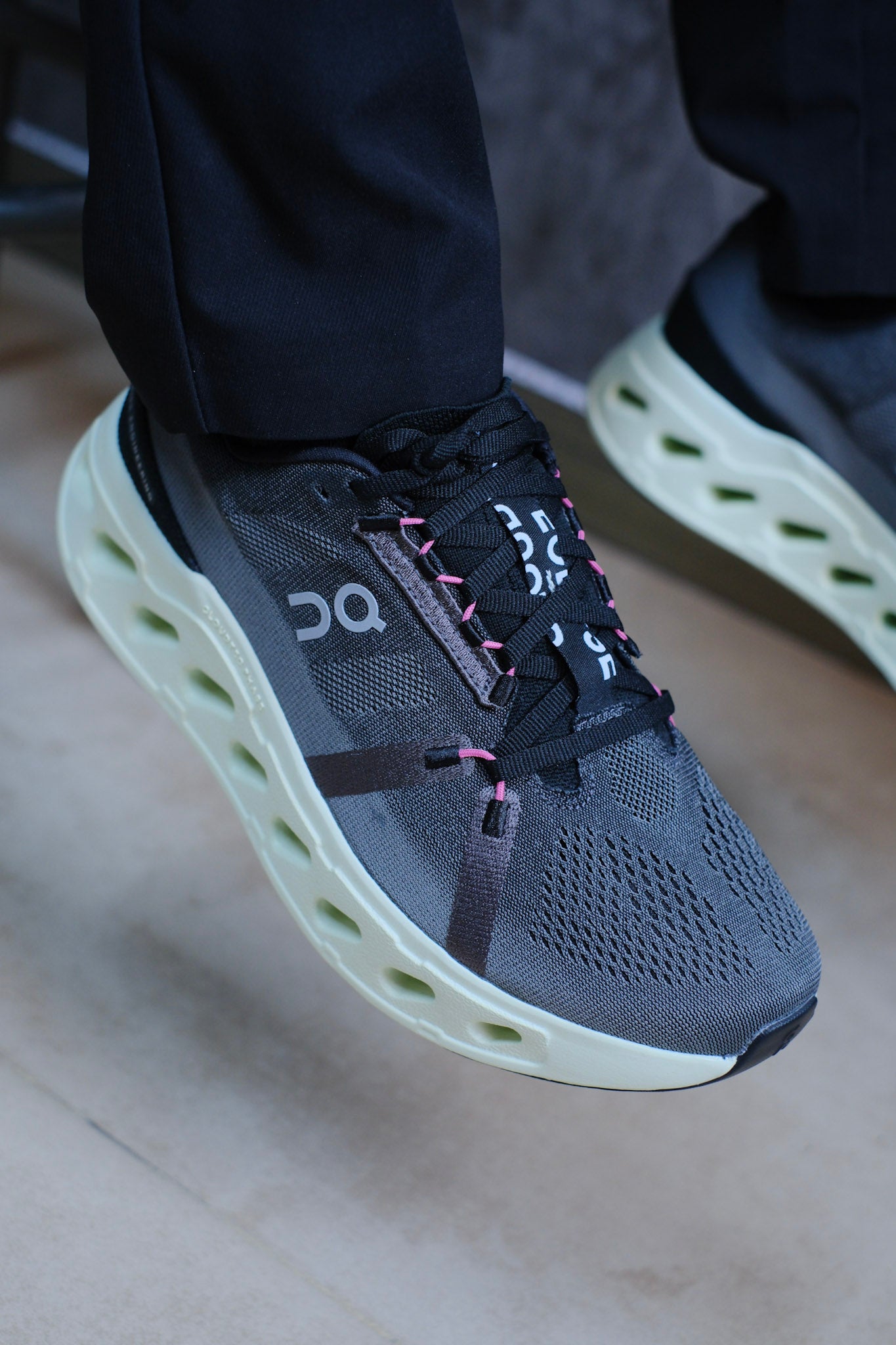 Tenis ON Negros con Verde