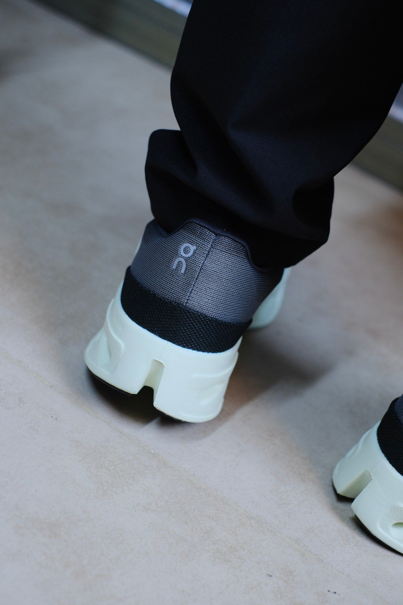 Tenis ON Negros con Verde