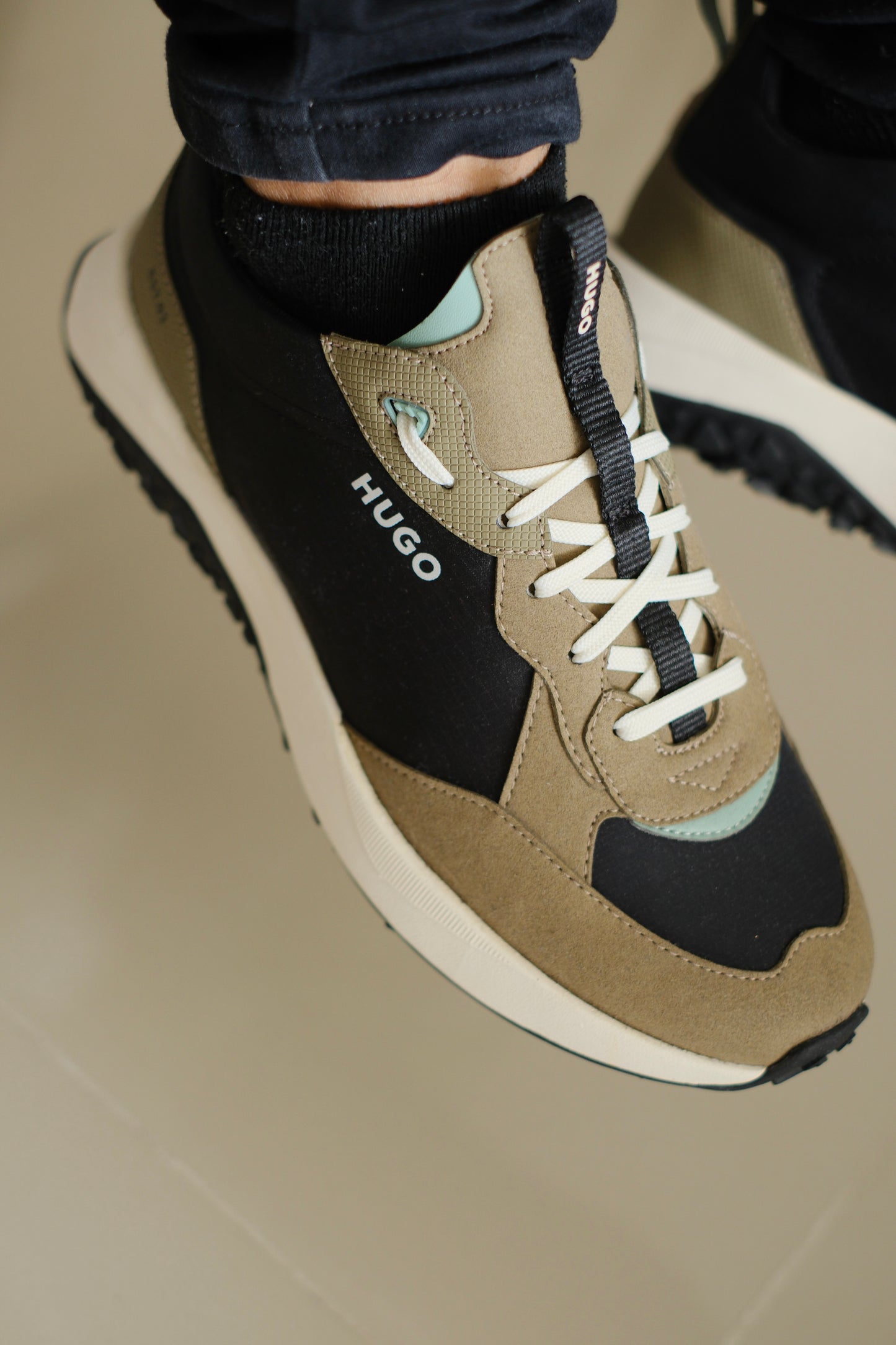 Tenis HUG Negros con Verde