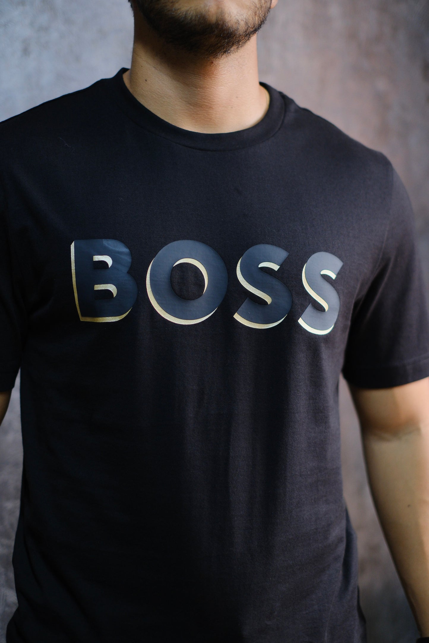 Camiseta HUG negra logo dorado