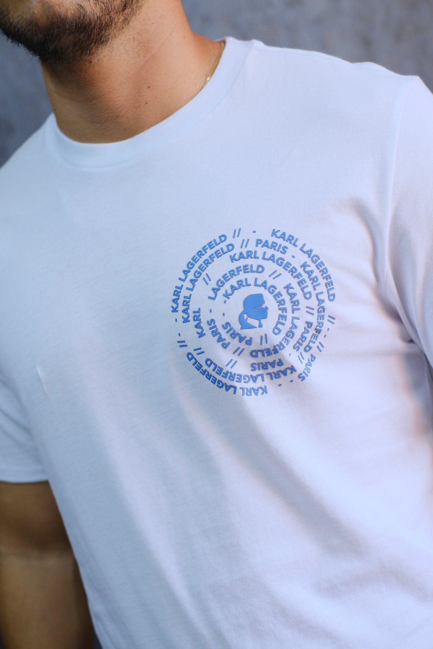 Camiseta KAR blanca loco azul
