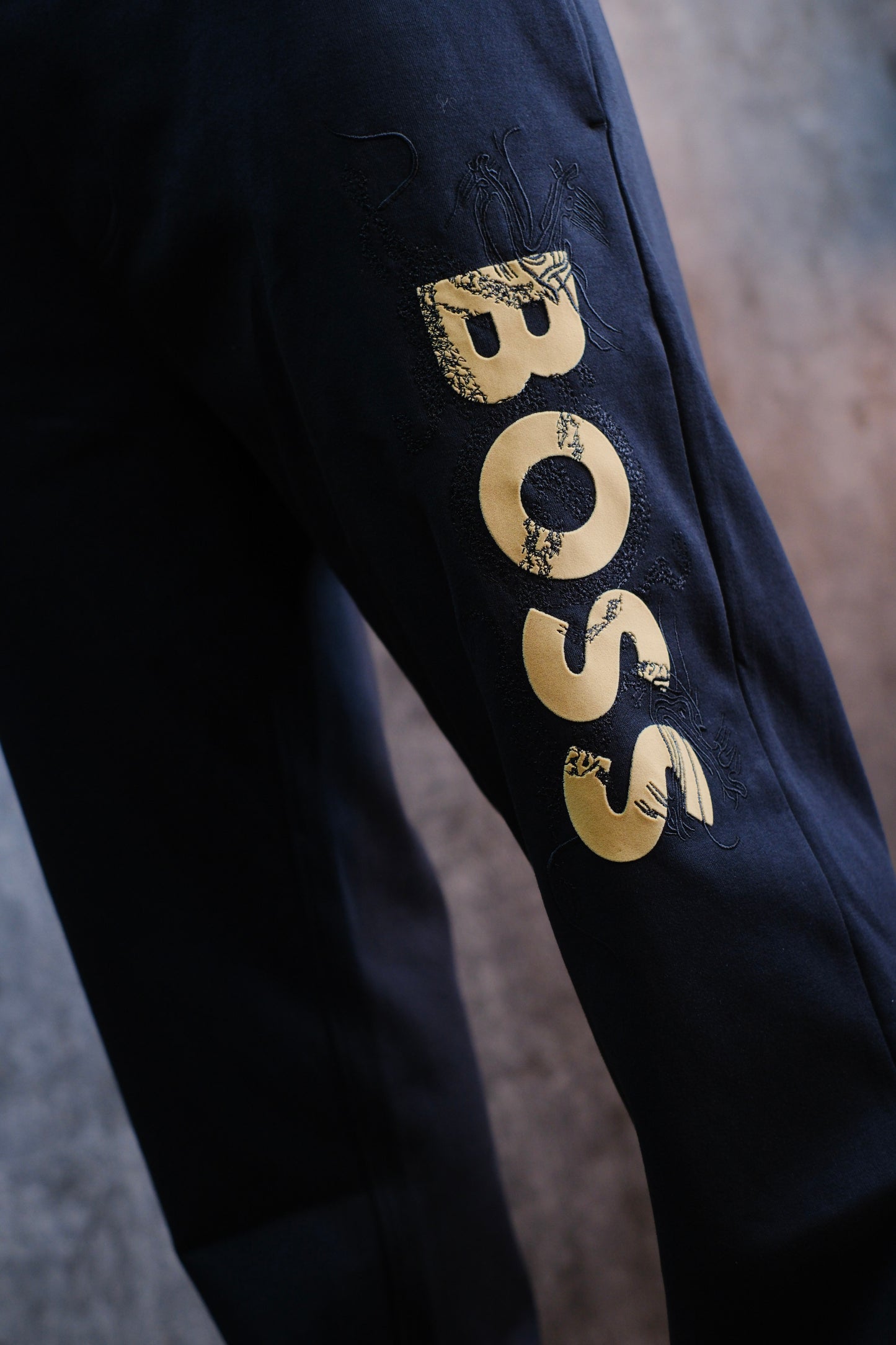 Sudadera HUG Negra con Dorado