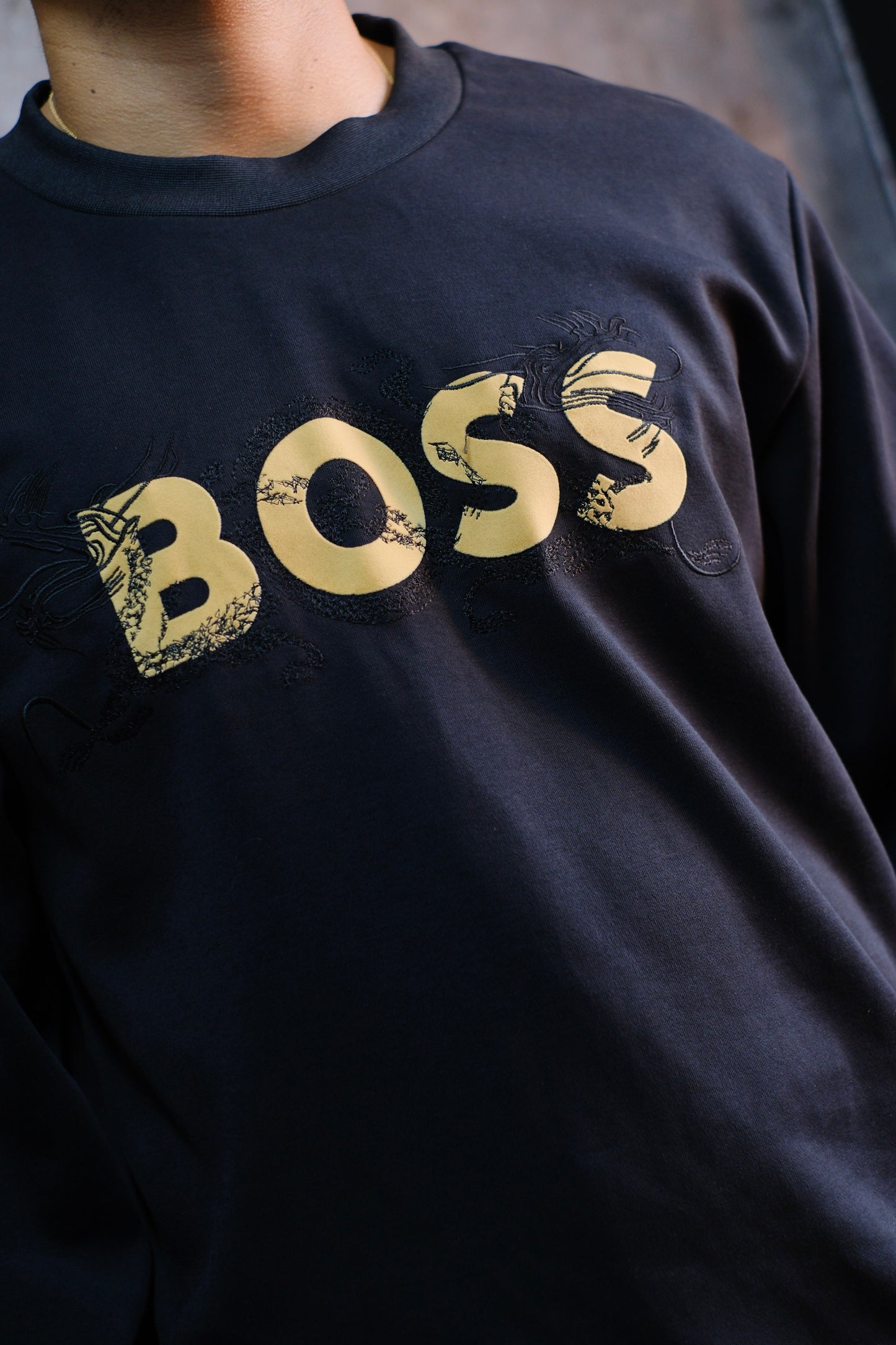 Buso HUG Negro logo dorado