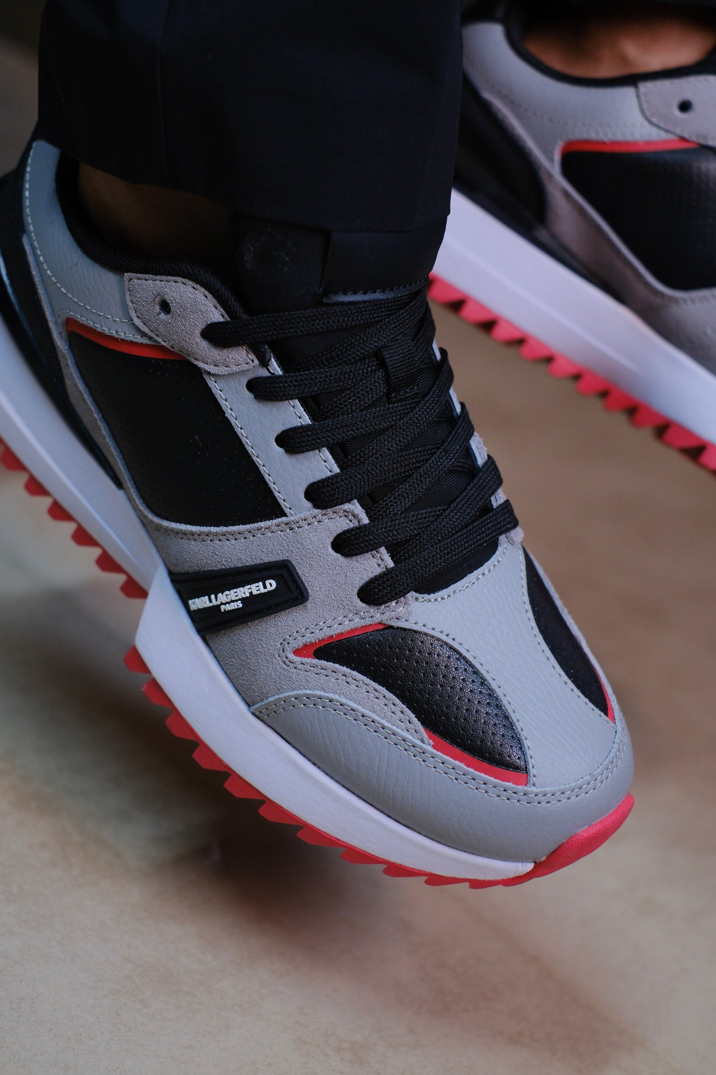 Tenis KAR grises suela roja