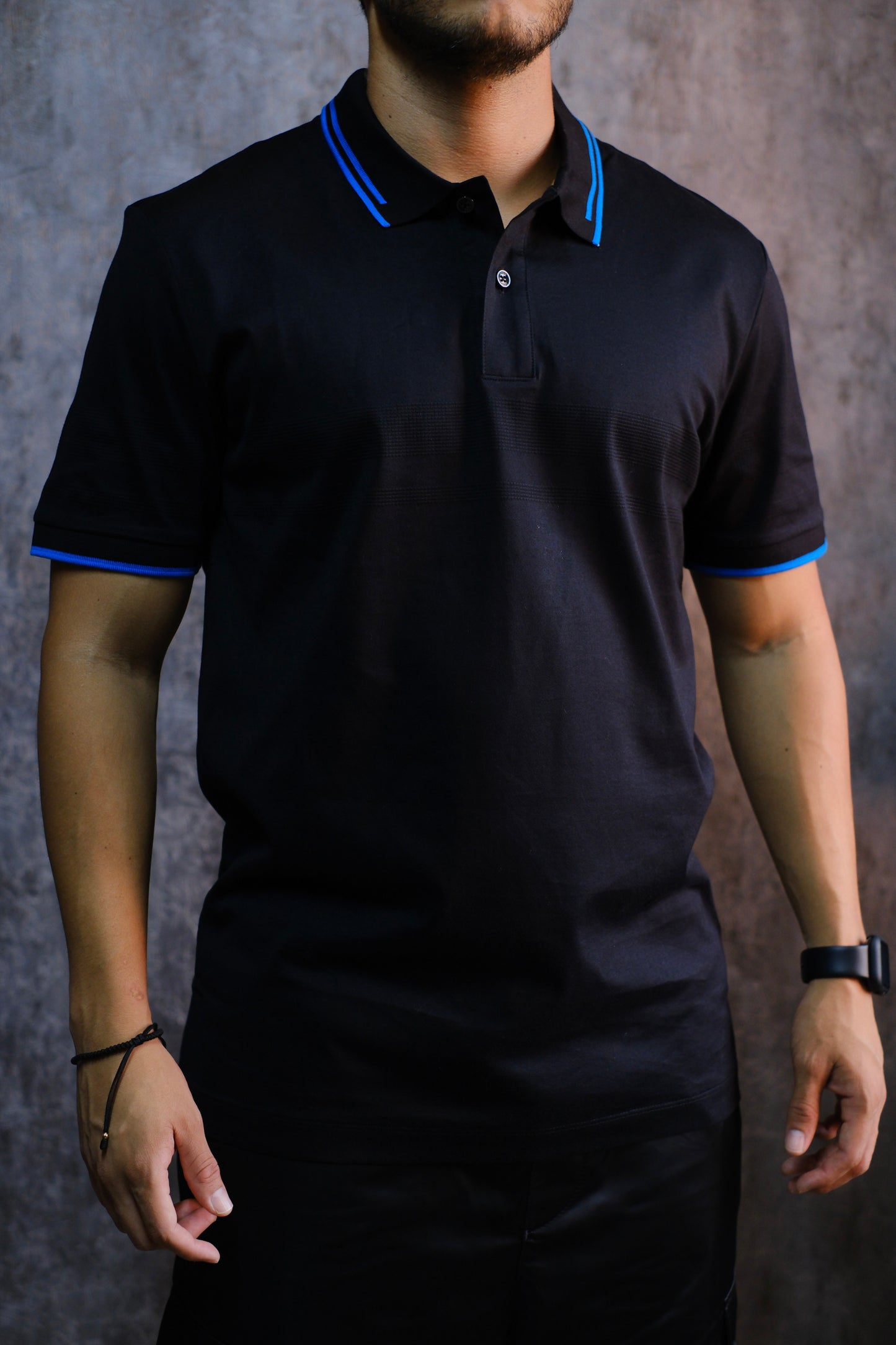 Polo HUG negra con raya azul