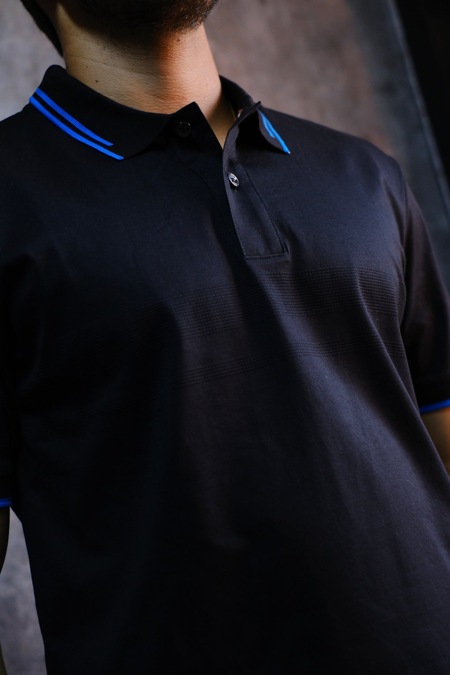 Polo HUG negra con raya azul