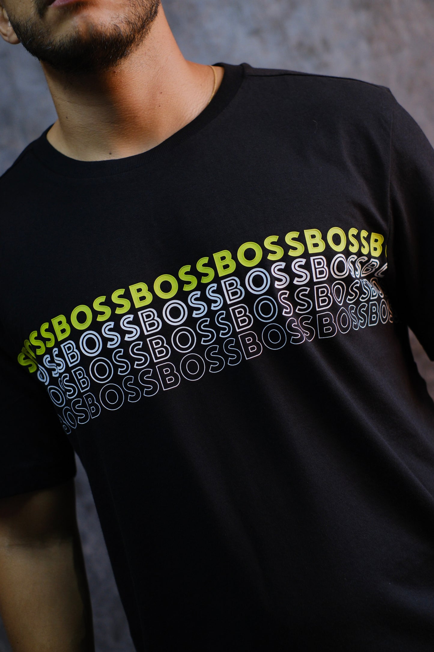 Camiseta HUG negra logo blanco y fosforescente