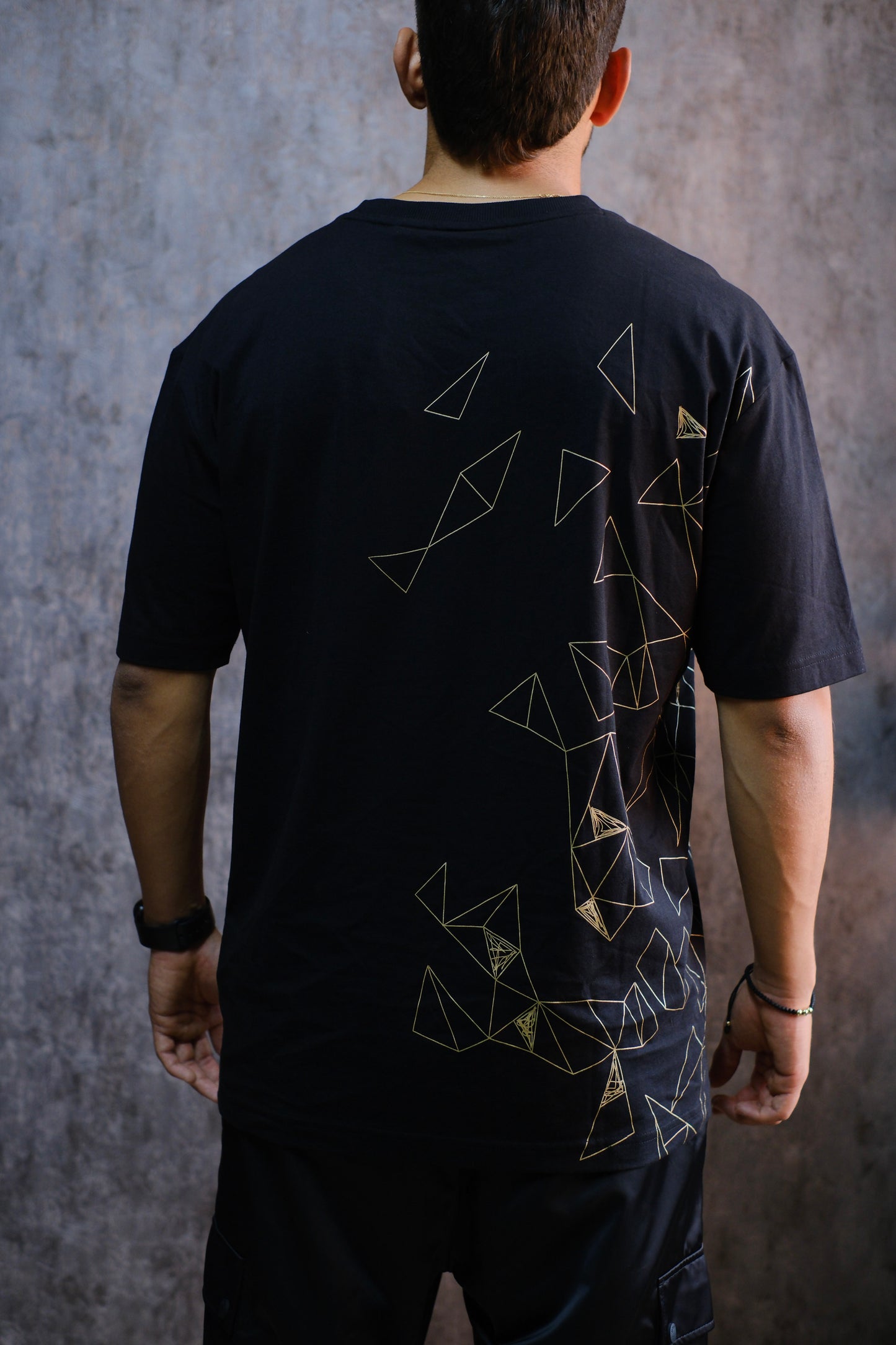 Camiseta HUG negra detalles dorados