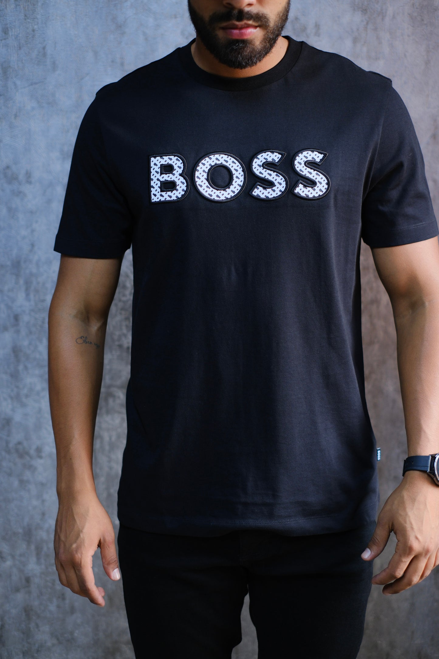 CAMISETA HUG NEGRA