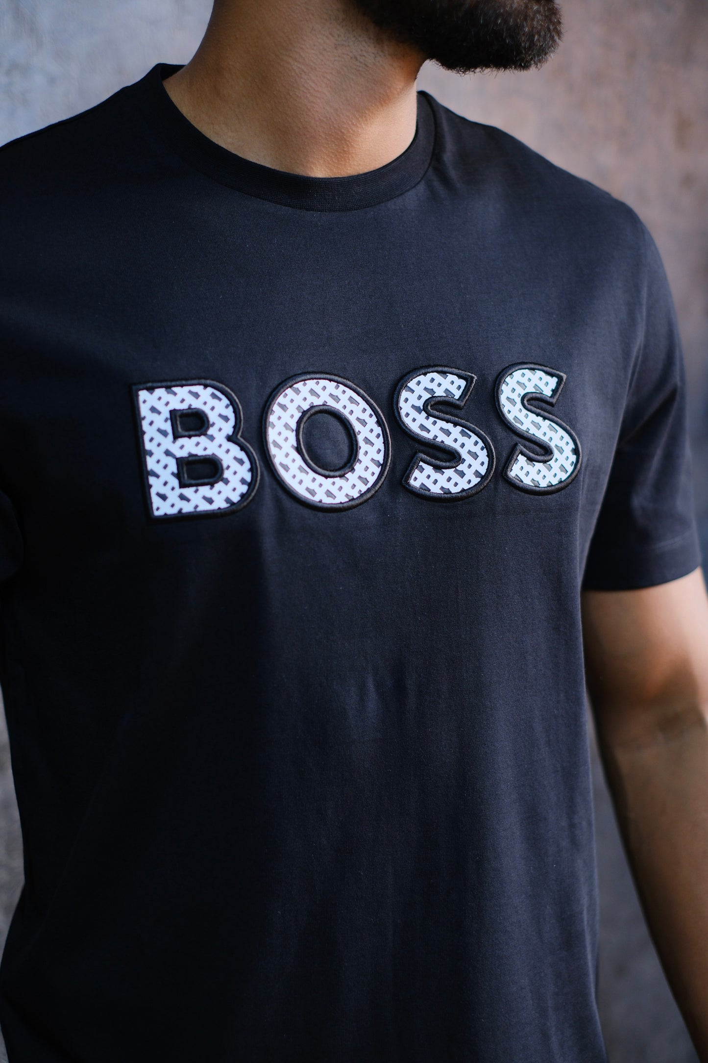 CAMISETA HUG NEGRA
