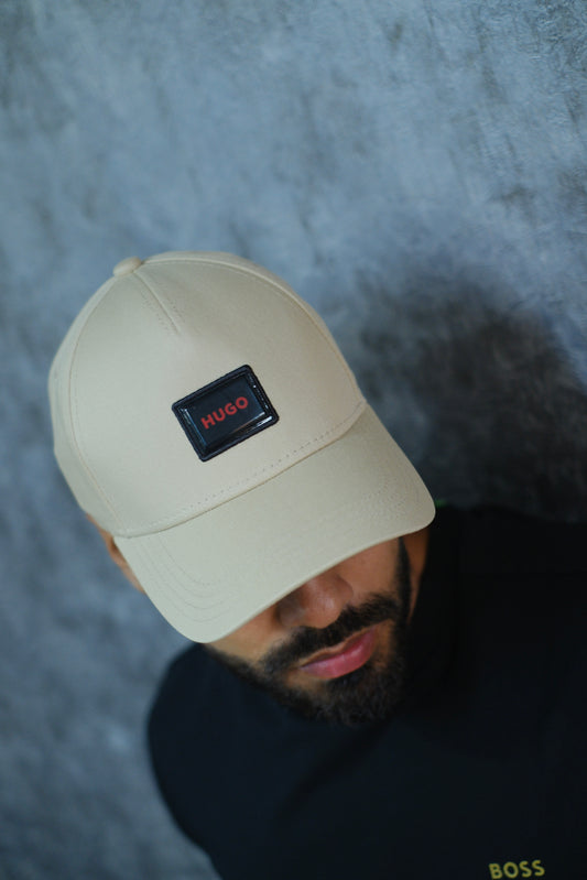 GORRA HUG BEIGE CON LETRAS ROJAS
