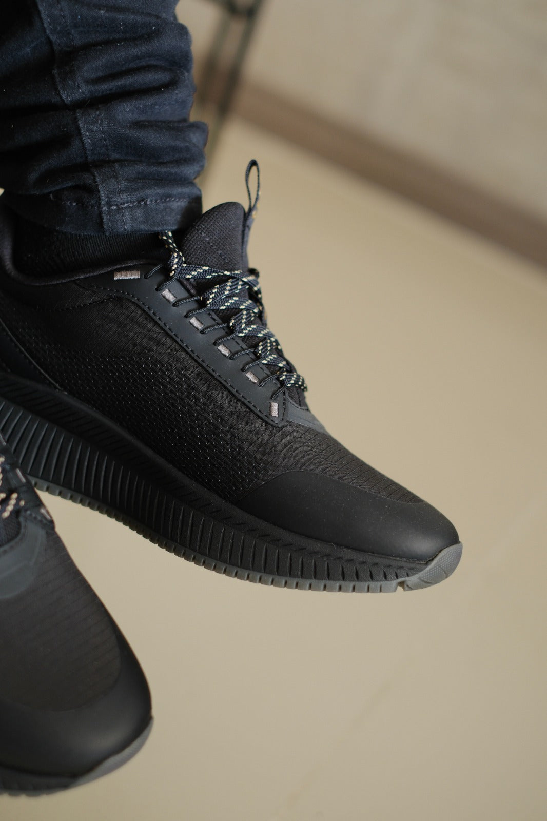 Tenis HUG Negros Cordones Dorados