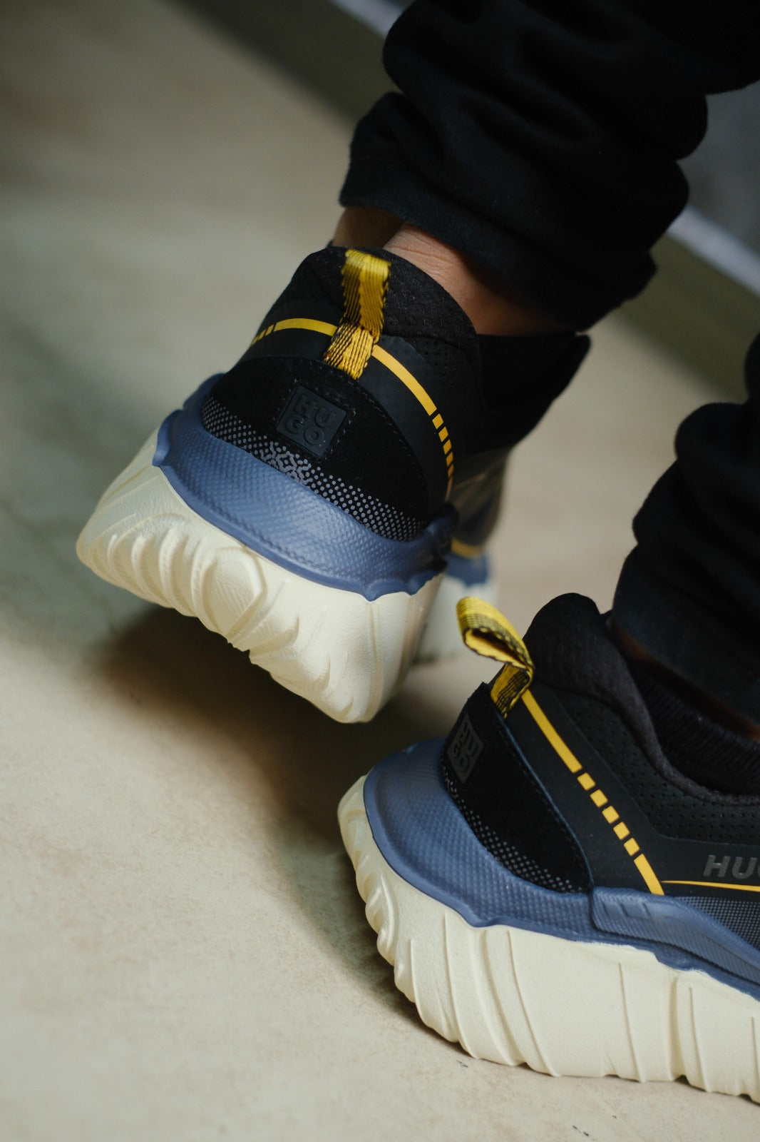 Tenis HUG Negro con Amarillo